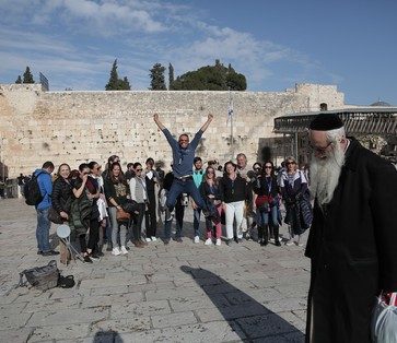 tipping private tour guides in israel